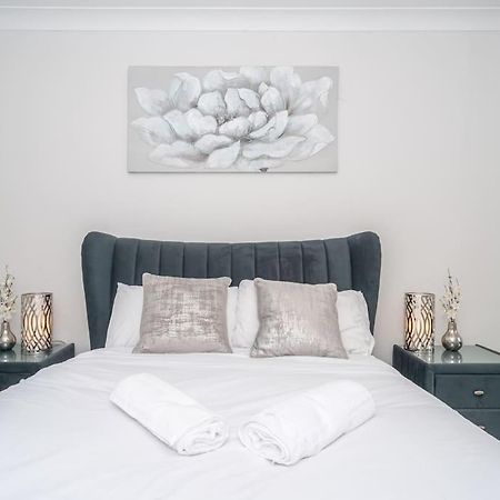 Luxury 2Bed 2Bath Flat In City Centre- Free Parking! Lägenhet Edinburg Exteriör bild