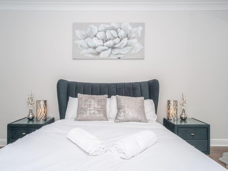 Luxury 2Bed 2Bath Flat In City Centre- Free Parking! Lägenhet Edinburg Exteriör bild