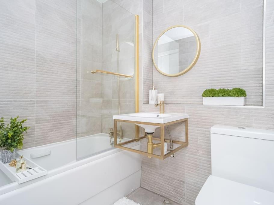 Luxury 2Bed 2Bath Flat In City Centre- Free Parking! Lägenhet Edinburg Exteriör bild