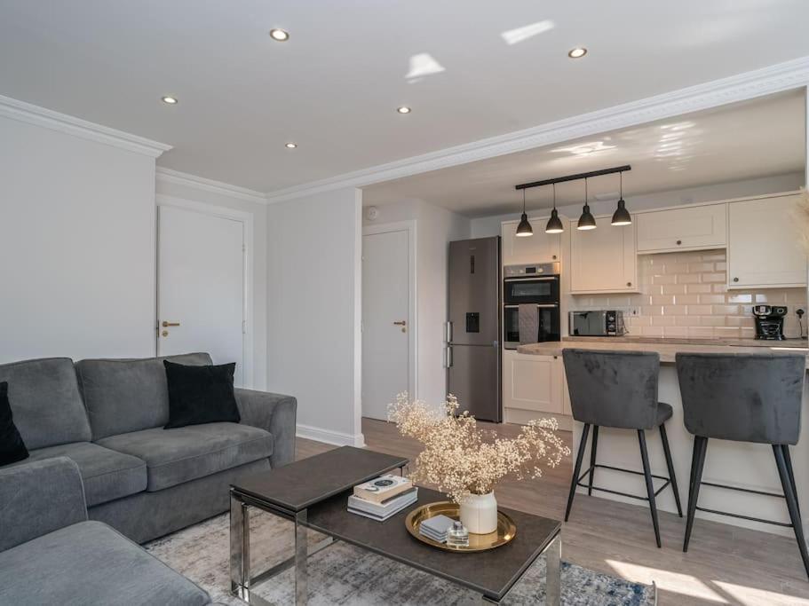 Luxury 2Bed 2Bath Flat In City Centre- Free Parking! Lägenhet Edinburg Exteriör bild