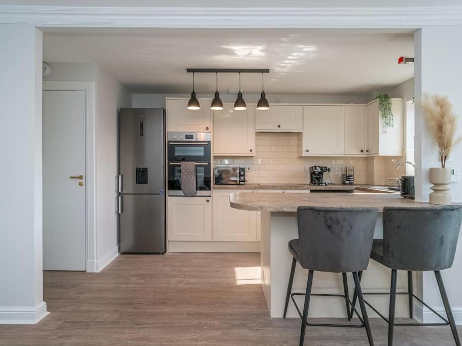 Luxury 2Bed 2Bath Flat In City Centre- Free Parking! Lägenhet Edinburg Exteriör bild