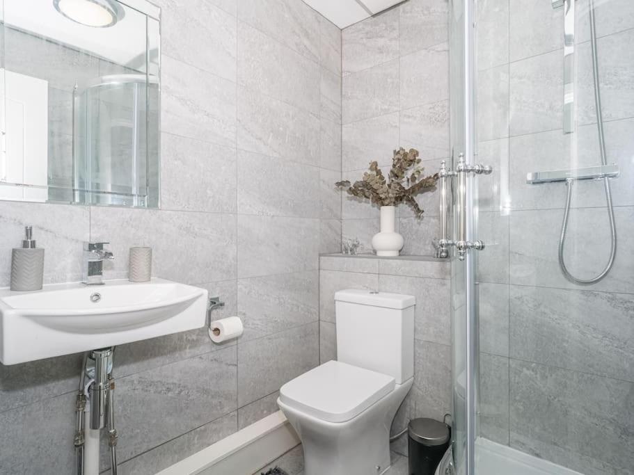 Luxury 2Bed 2Bath Flat In City Centre- Free Parking! Lägenhet Edinburg Exteriör bild