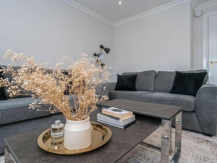 Luxury 2Bed 2Bath Flat In City Centre- Free Parking! Lägenhet Edinburg Exteriör bild