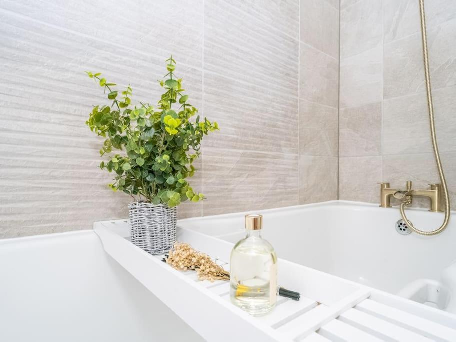 Luxury 2Bed 2Bath Flat In City Centre- Free Parking! Lägenhet Edinburg Exteriör bild