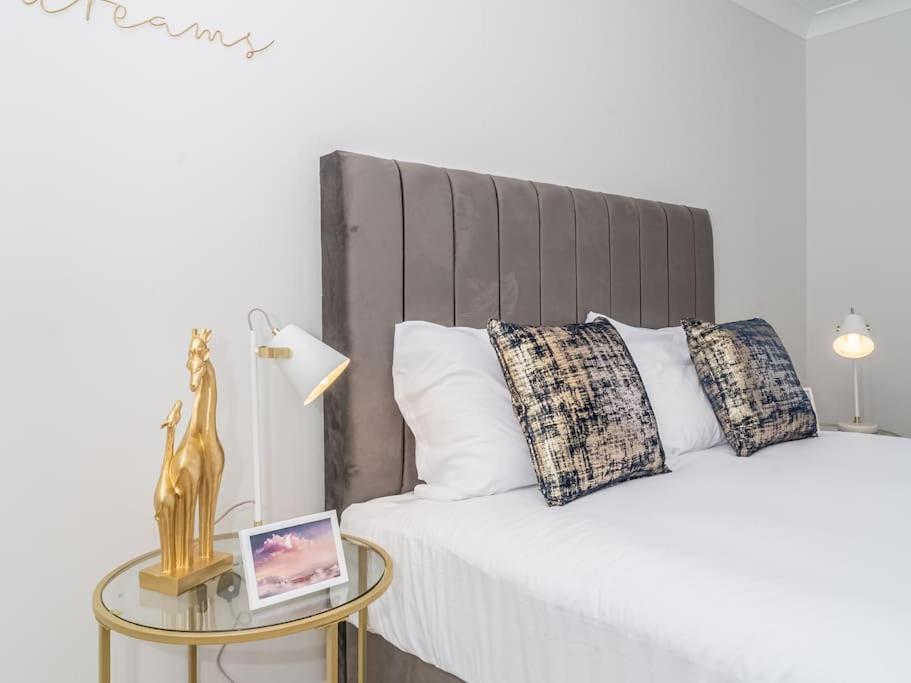 Luxury 2Bed 2Bath Flat In City Centre- Free Parking! Lägenhet Edinburg Exteriör bild