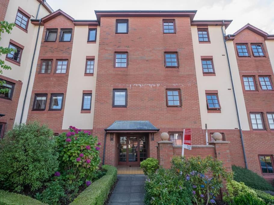 Luxury 2Bed 2Bath Flat In City Centre- Free Parking! Lägenhet Edinburg Exteriör bild