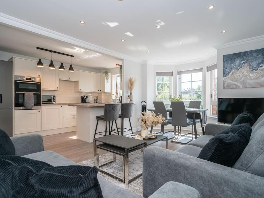 Luxury 2Bed 2Bath Flat In City Centre- Free Parking! Lägenhet Edinburg Exteriör bild
