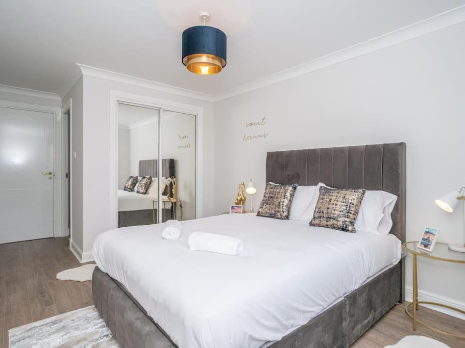 Luxury 2Bed 2Bath Flat In City Centre- Free Parking! Lägenhet Edinburg Exteriör bild
