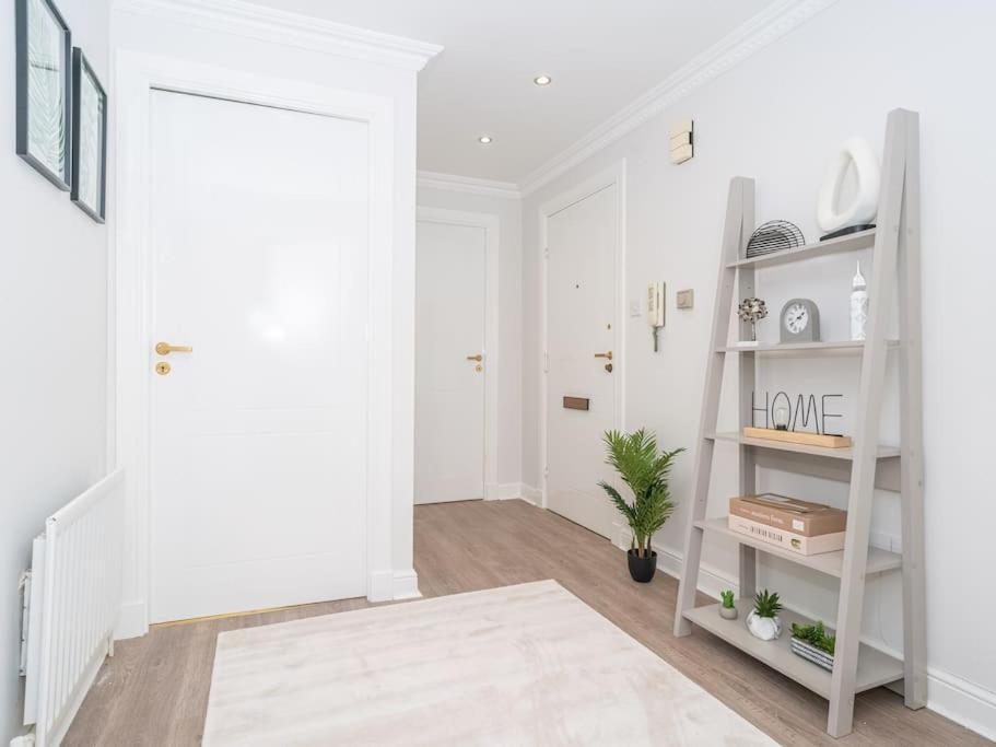 Luxury 2Bed 2Bath Flat In City Centre- Free Parking! Lägenhet Edinburg Exteriör bild